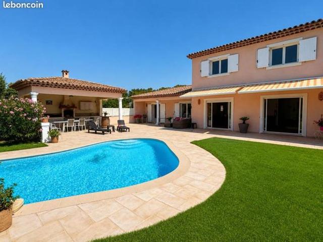 Villa 6 pièces 256 m²