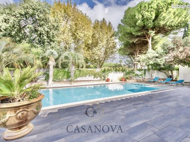 Villa 6 pièces 256 m²