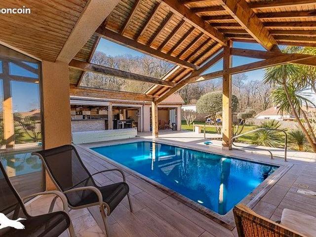 Villa 6 pièces 264 m²