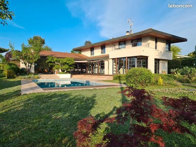 Villa 6 pièces 266 m²