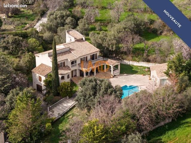Villa 6 pièces 270 m²
