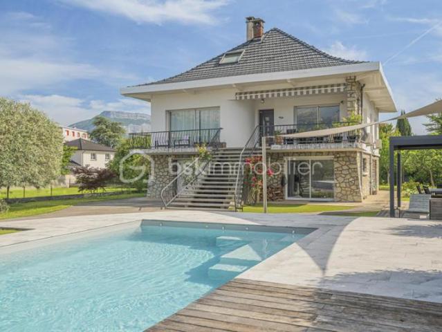 Villa 6 pièces 180 m2 T2 indépendant 50 m2 Espace piscine Garage & cave