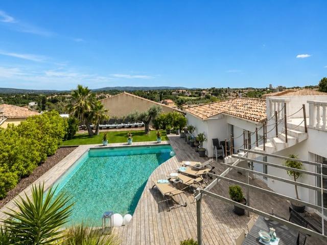 Villa 6 pièces de 186 m² sur un terrain de 1 079 m² avec piscine, jacuzzi, double garage et 4 chambres