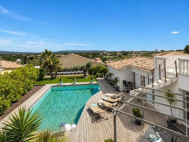 Villa 6 pièces de 186 m² sur un terrain de 1 079 m² avec piscine, jacuzzi, double garage et 4 chambres