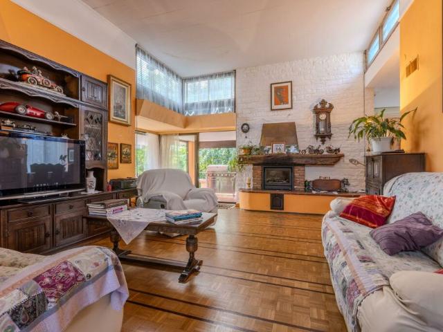 VILLA 6.5 LOCALI CON PRIVACY E AMPIO GIARDINO A COLDRERIO