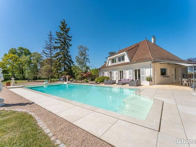Villa 7 pièces 210 m²