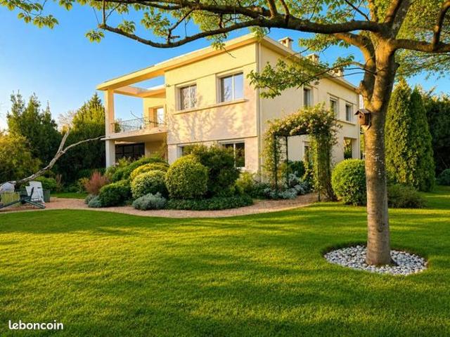Villa 7 pièces 196 m²
