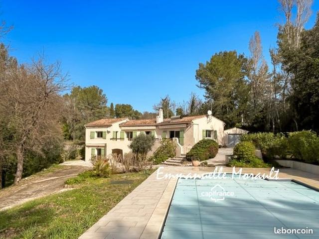 Villa 7 pièces 210 m²