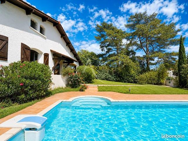 Villa 7 pièces 210 m²