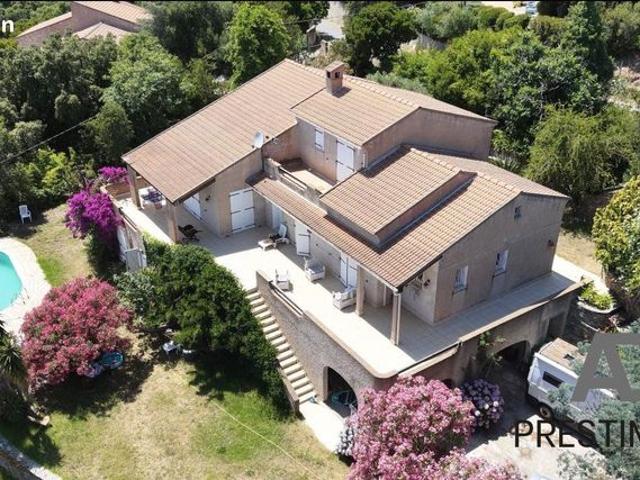 Villa 7 pièces 215 m²