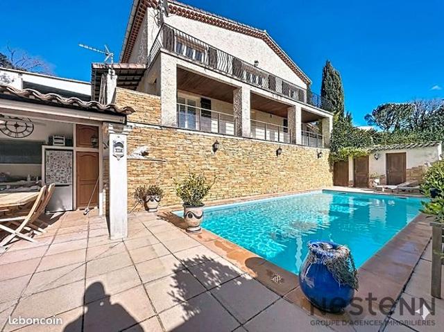 Villa 7 pièces 216 m²