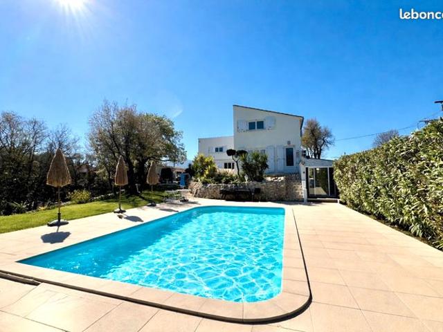 Villa 7 pièces 220 m²