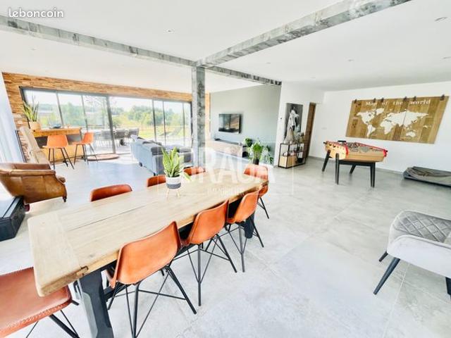 Villa 7 pièces 221 m²