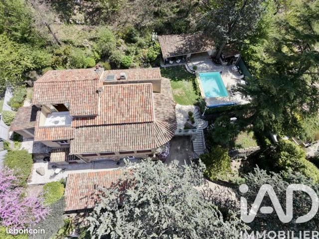 Villa 7 pièces 230 m²