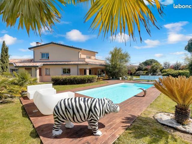 Villa 7 pièces 230 m²