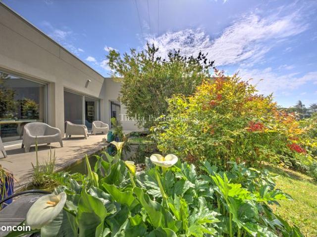 Villa 7 pièces 230 m²