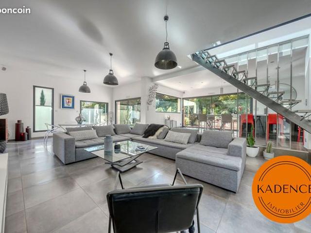 Villa 7 pièces 230 m²