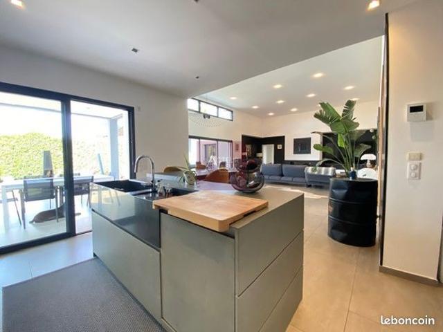 Villa 7 pièces 240 m²