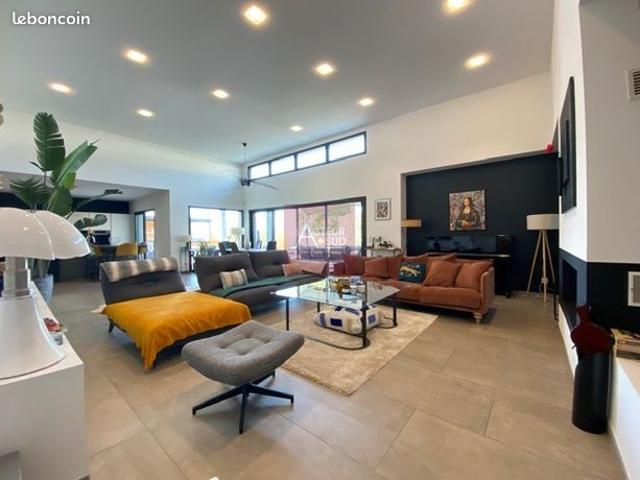 Villa 7 pièces 240 m²