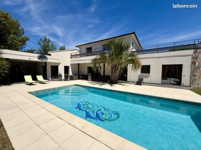 Villa 7 pièces 240 m²