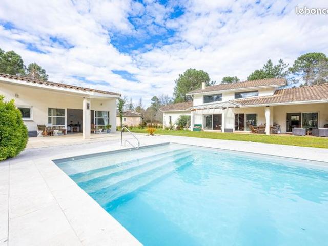 Villa 7 pièces 240 m²