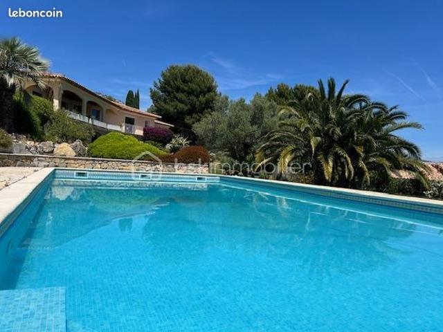 Villa 7 pièces 240 m²