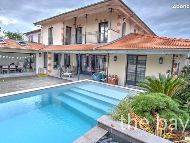 Villa 7 pièces 242 m²