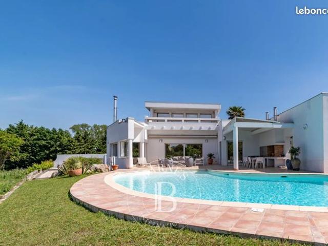Villa 7 pièces 242 m²