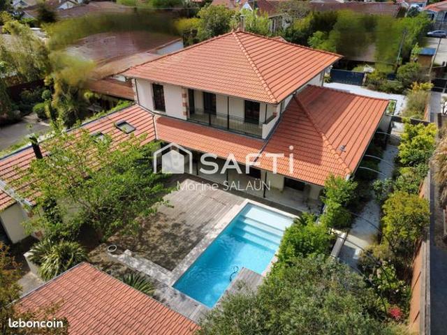 Villa 7 pièces 242 m²