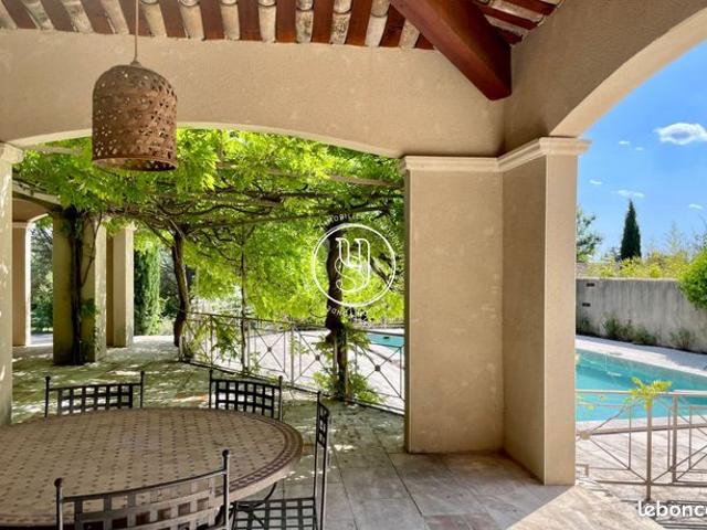 Villa 7 pièces 242 m²