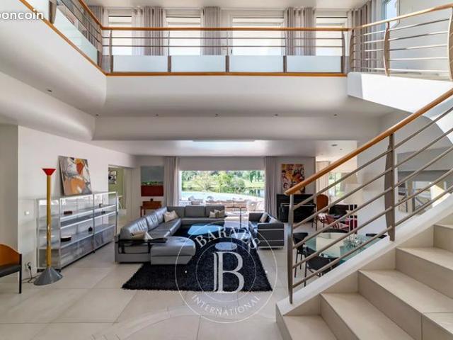 Villa 7 pièces 242 m²
