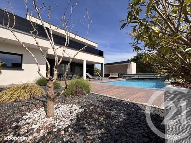 Villa 7 pièces 242 m²