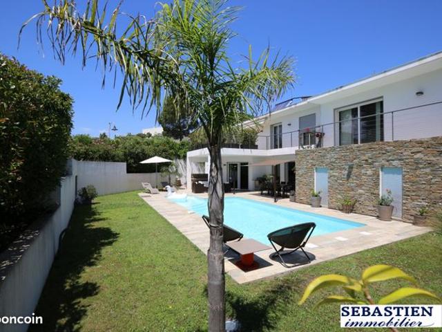 Villa 7 pièces 243 m²