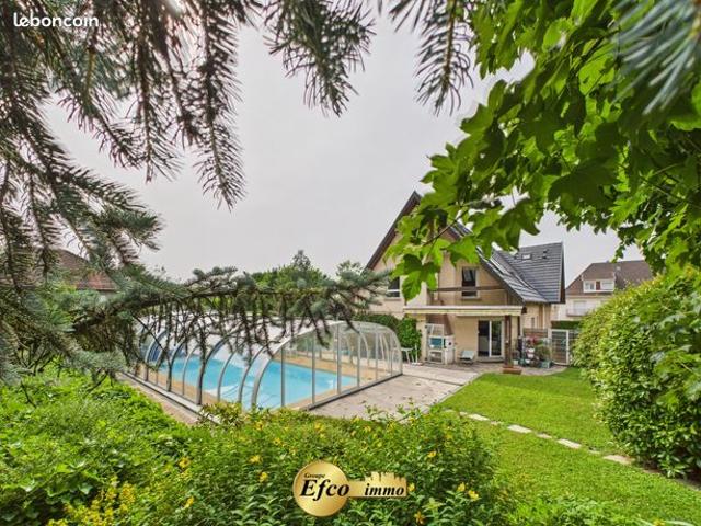 Villa 7 pièces 244 m²