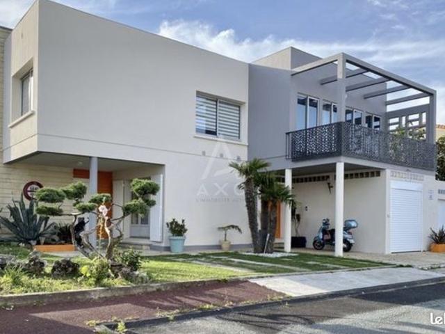 Villa 7 pièces 244 m²