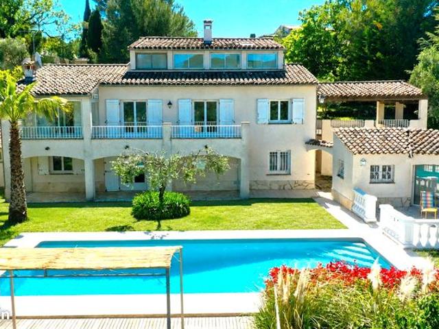 Villa 7 pièces 246 m²