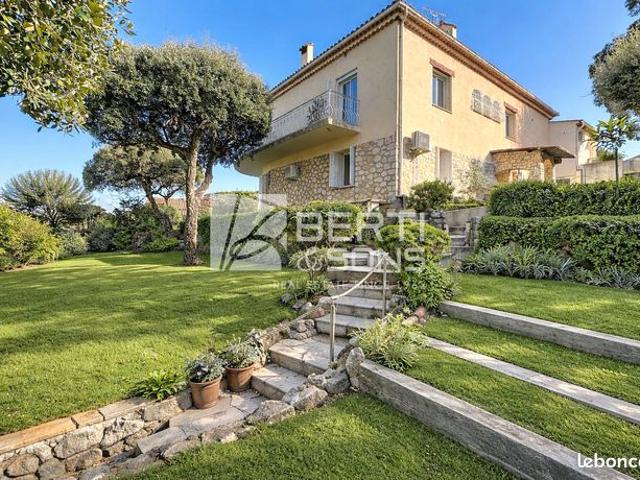 Villa 7 pièces 252 m²