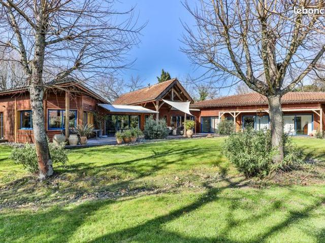 Villa 7 pièces 253 m²