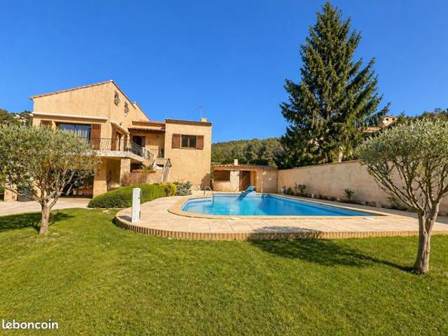 Villa 8 pièces 256 m²