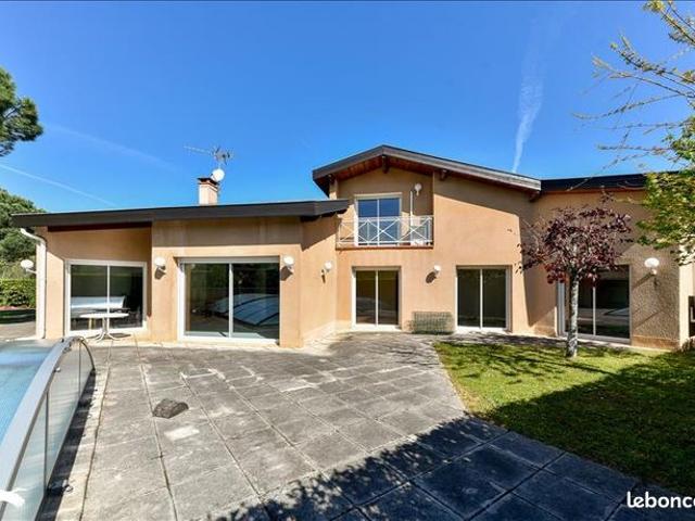 Villa 7 pièces 258 m²