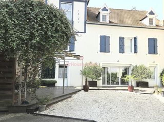 Villa 7 pièces 261 m²