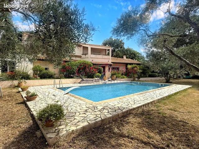 Villa 7 pièces 270 m²