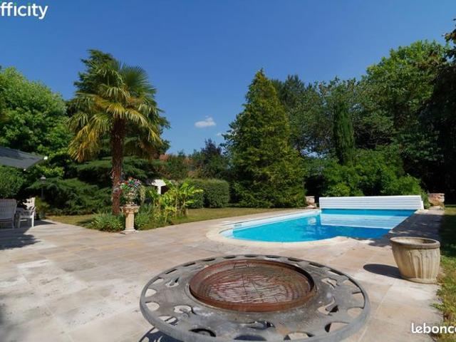 Villa 7 pièces 275 m²