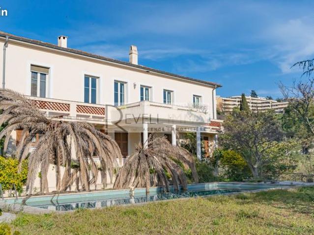 Villa 7 pièces 300 m²