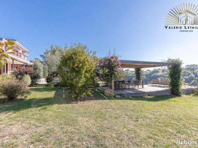 Villa 7 pièces 305 m²