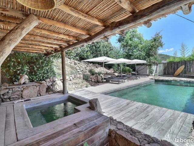 Villa 7 pièces 318 m²