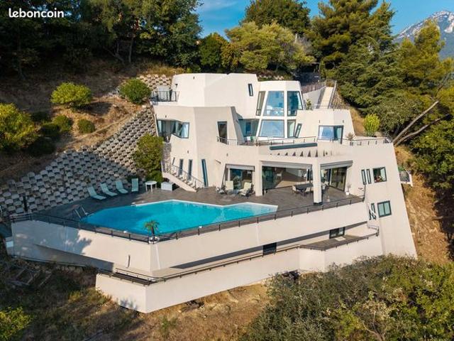 Villa 7 pièces 327 m²