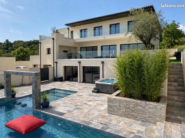 Villa 7 pièces 348 m²
