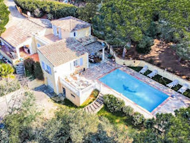 Villa avec piscine en bord de mer