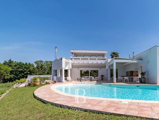 Villa avec piscine et jardin